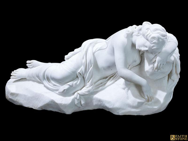 Большая итальянская статуя спящей нимфы