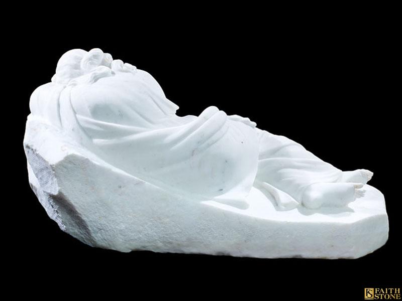 Статуя спящей нимфы