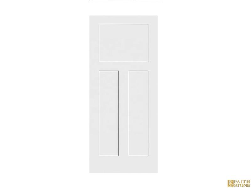 Белая деревянная 3-х панельная дверь шейкера