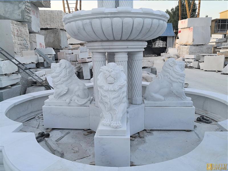 Мраморный фонтан со статуей льва